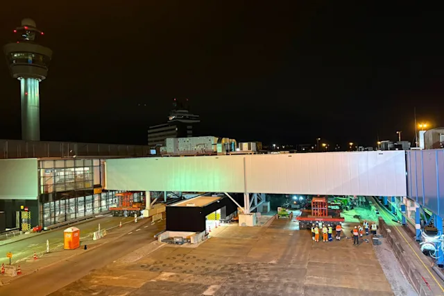 De Middenbrug op haar plek