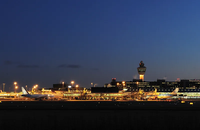 Omar Munie skyline by night laag2