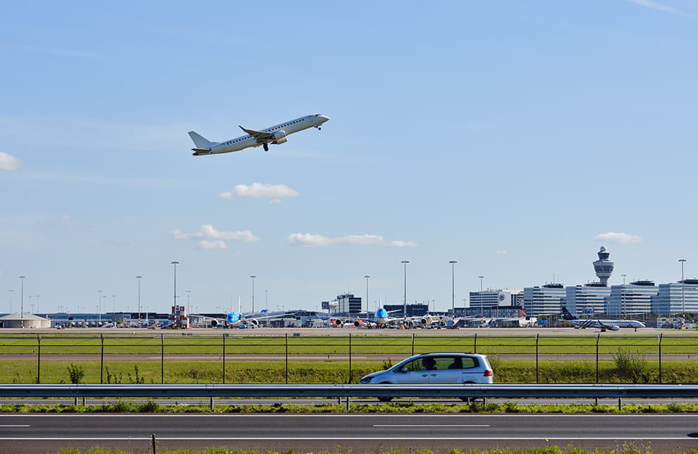 Schiphol gezien vanuit de omgeving