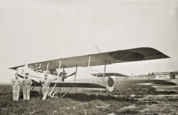 1916  Op de foto uit 1914 zie je luitenant Coblijn in een HF-20, zoals het allereerste vliegtuig dat landde op Schiphol, op de militaire vliegbasis Soesterberg.  © Foto: Nederlands Instituut voor Militaire Historie