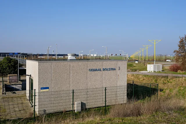 Gemaal Bolstra ligt naast de Ringvaart aan de zuidoostkant van Schiphol.