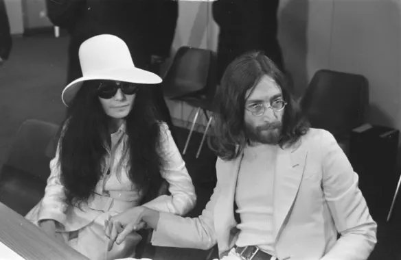 1969-In-bed-met-john-lennon-en-yoko-ono