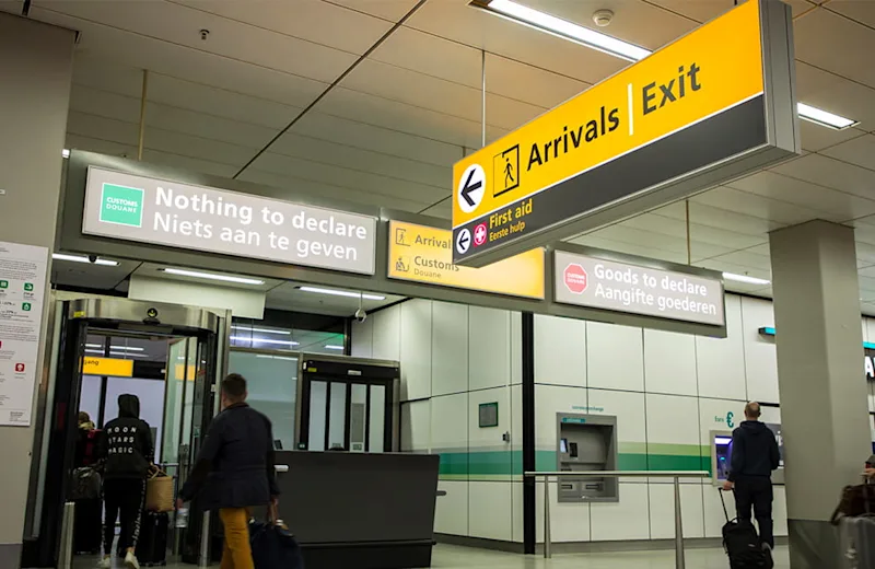 Schiphol door de douane (opt)