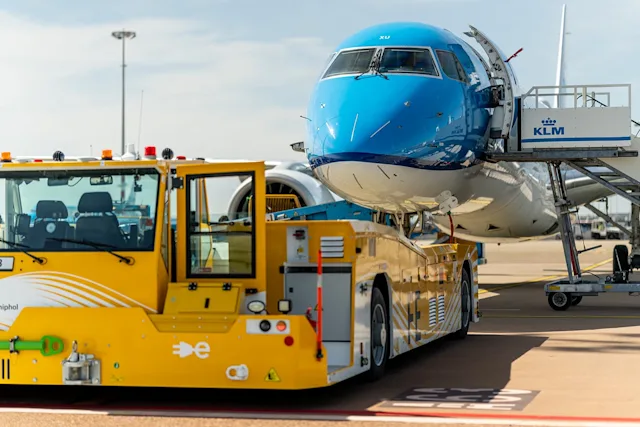 TaxiBot op Schiphol © Jens van Houwelingen