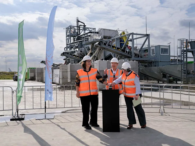 The facility was officially opened on 10 September 2026 by Director of Infrastructure Bart Smolders, together with Schiphol project manager Katelijne de Wolf and soil specialist Annemarie van Biemen.