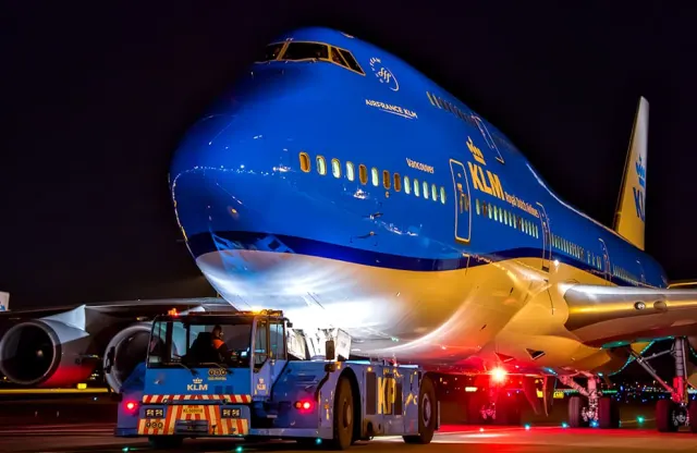 Een ‘normale’ pushback truck met een Boeing 747-400