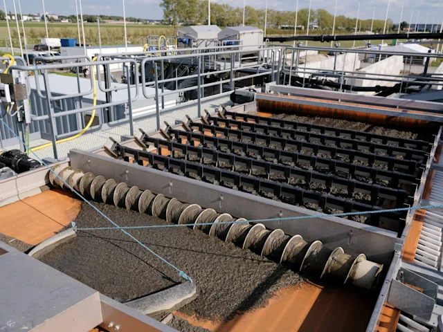 The plant washes the soil, making use of the fact that PFAS readily binds to water. The water is then filtered. The filters are subsequently heated to high temperatures in cement kilns elsewhere, breaking down the PFAS into fluorine and harmless minerals.