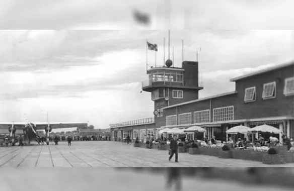 1926---Amsterdam-tekent-voor-Schiphol