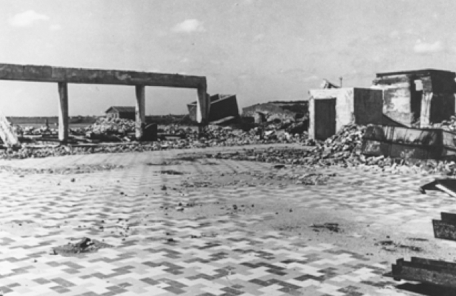 Stationsgebouw na bombardement in 1940