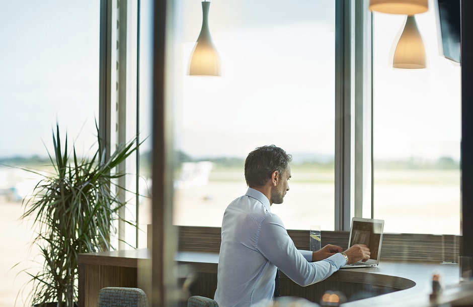 Meneer in airport lounge