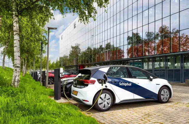 Schiphol kantoor Columbus parkeerterrein met elektrische laadpalen