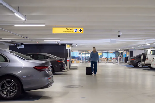 P6 Valet Parking - to the service desk