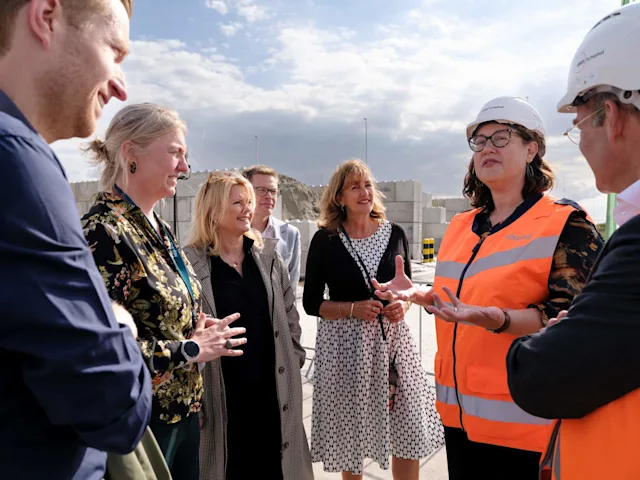 Those attending the opening included representatives from the Municipality of Haarlemmermeer, the Environmental Protection Agency, the Municipal Health Service (GGD), Badhoevedorp Village Council and many members of the project team.
