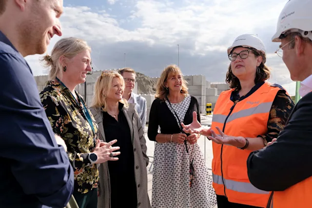 Those attending the opening included representatives from the Municipality of Haarlemmermeer, the Environmental Protection Agency, the Municipal Health Service (GGD), Badhoevedorp Village Council and many members of the project team.