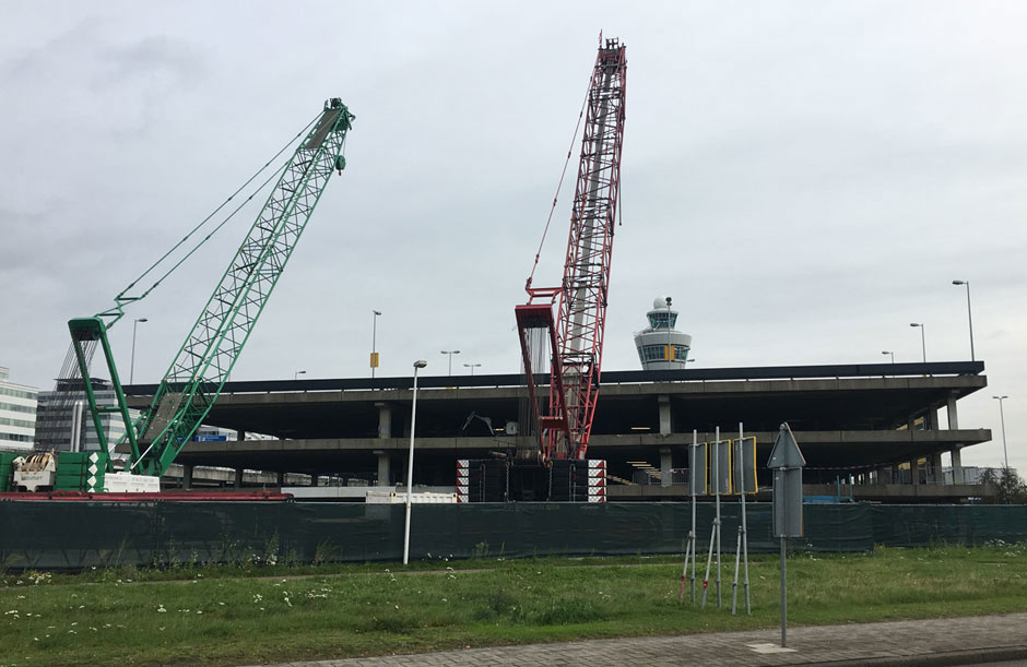 Van parkeergarage naar terminal