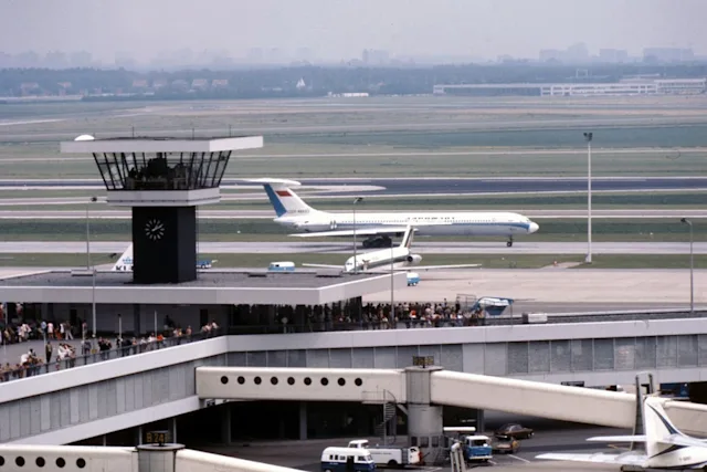 An Ilyushin 62 of Aeroflot taxiing across the B-pier at Schiphol, source: Stadsarchief Amsterdam / Schiphol