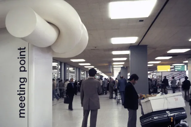 De Knoop - Shinkichi Tajiri. Fungeerde als meeting point in de aankomsthal van Schiphol (1985)