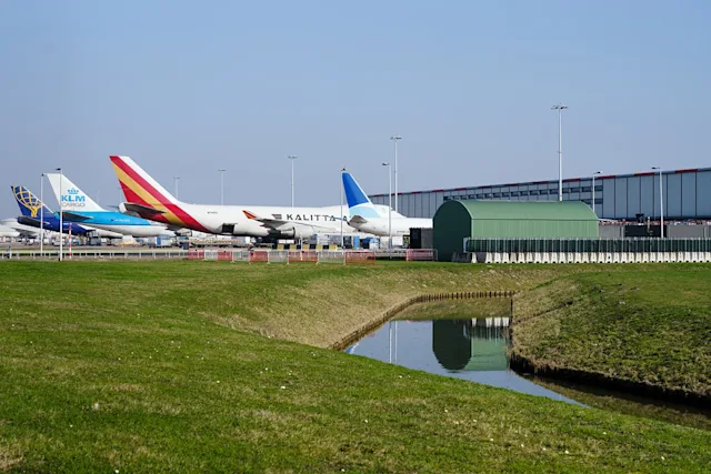 Bij het S-platform (voor vracht) vindt al een aantal jaren grondwatersanering plaats. De installatie om het grondwater op te pompen en te zuiveren met actieve koolfilters staat in de groene loods.
