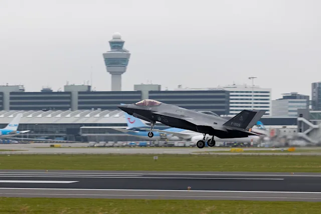 King Willem-Alexander visits successful F-35 training at Schiphol