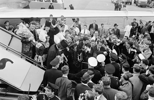 1964-Bloemen-kaas-en-haring-voor-the-beatles