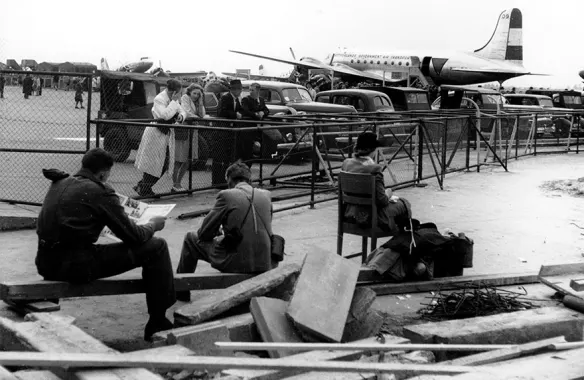 1945---Schiphol-herleeft-na-oorlog