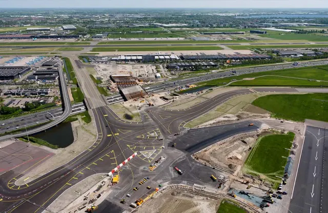 Completing Schiphol’s dual taxiway system