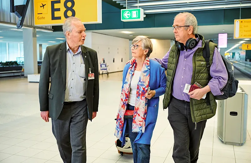 luchthavenpastor gerard timmermans met reizigers