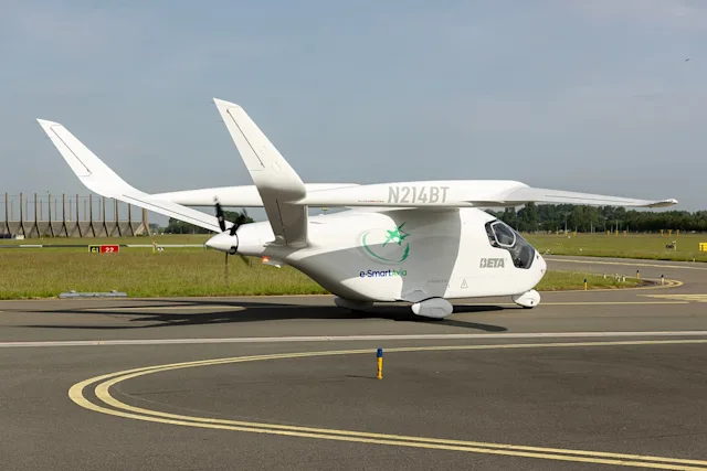 Test flight electric cargo aircraft Schiphol