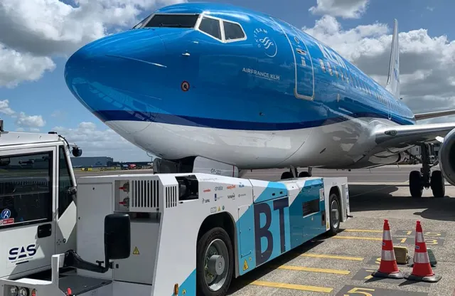 De Taxibot met een Boeing 737-700. Ondanks dat beide sleepwagens op elkaar lijken is er een groot verschil: in tegenstelling tot de normale pushback truck is de Taxibot in staat een vol toestel op hoge snelheid te slepen.