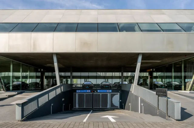 Schiphol kantoor General Aviation Terminal ingang parkeergarage