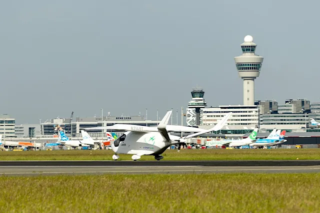 Test flight electric cargo aircraft Schiphol
