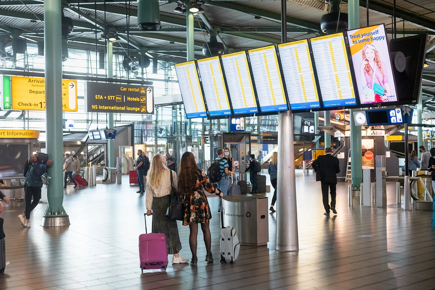 Reizigers voor vertrekbord