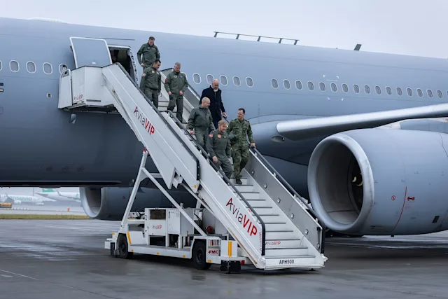 King Willem-Alexander visits successful F-35 training at Schiphol