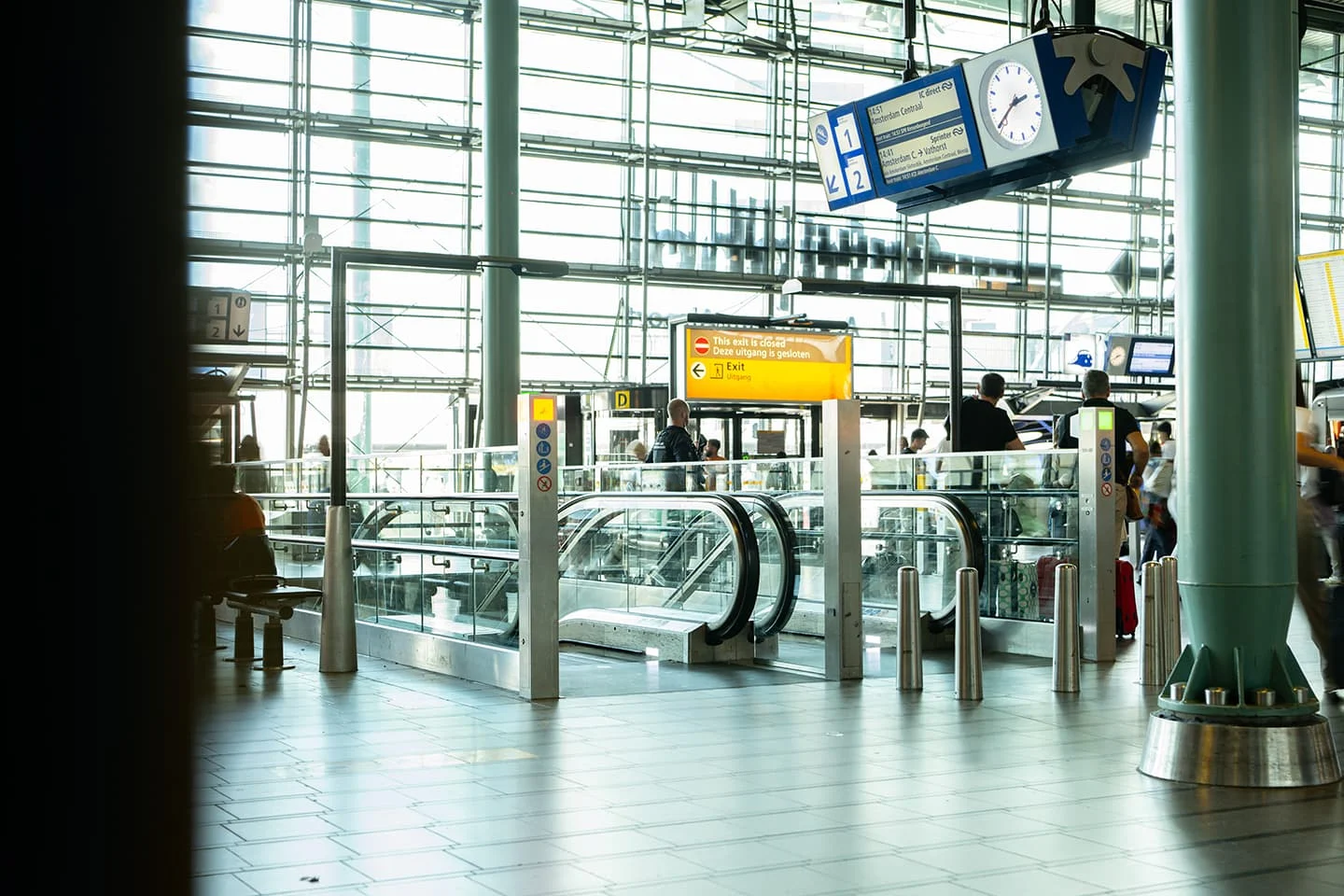 Nieuwe roltrappen op station Schiphol Airport