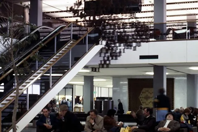 De Roestwolk - André Volten. In de lounge. Gemaakt in 1967 en daarmee een van de oudste kunstwerken op Schiphol