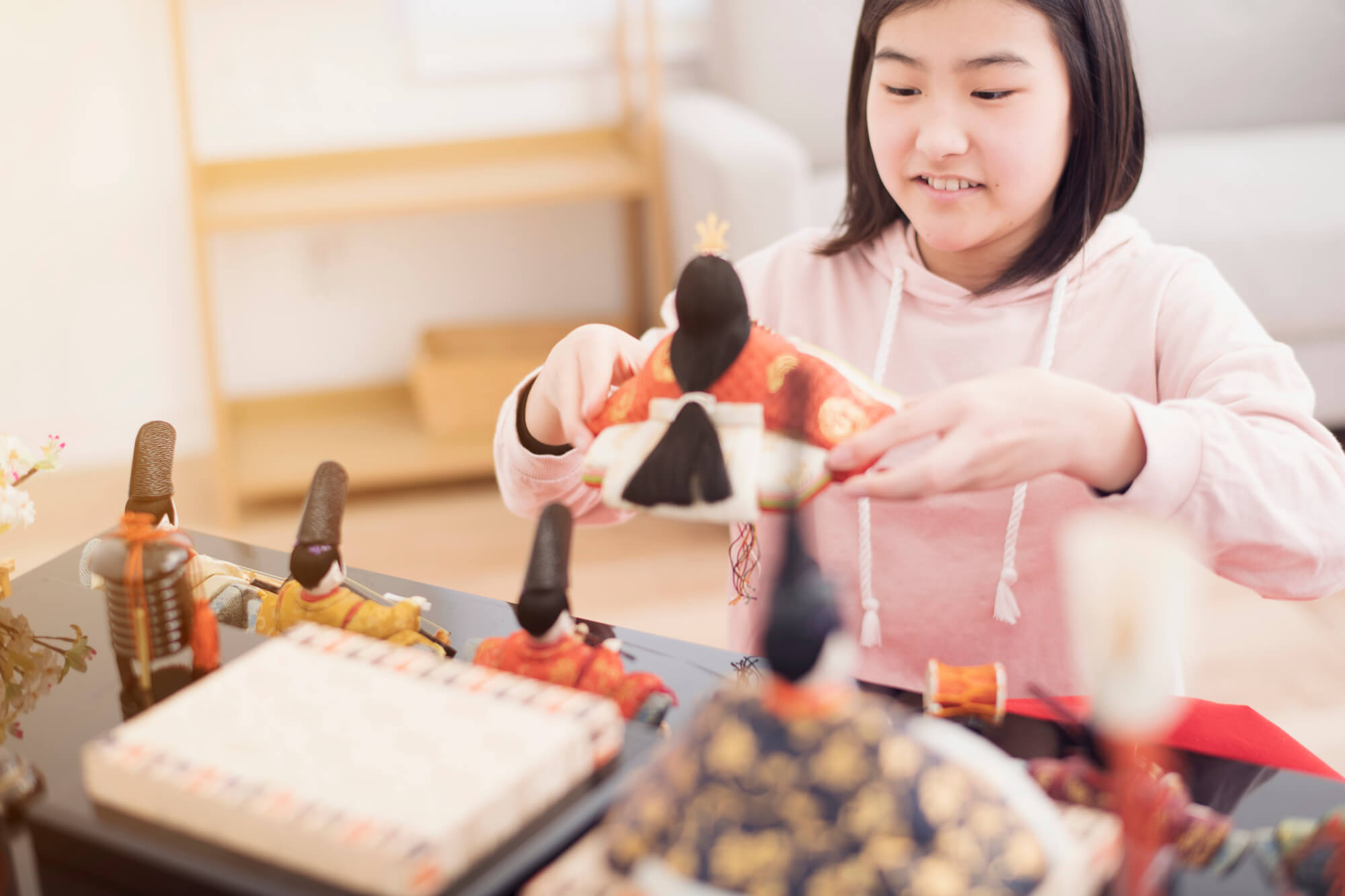 ひな壇とお雛様セット一式です。多少箱がホコリを被っていますが中身は大丈夫です。 ひな壇とお雛様セット一式です。多少箱がホコリを被っていますが中身は