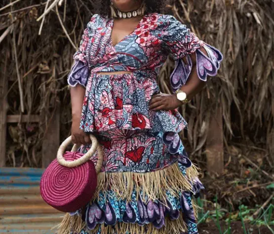 Une femme de la Cité de la Joie portant des tenues confectionnées à partir de tissus Vlisco