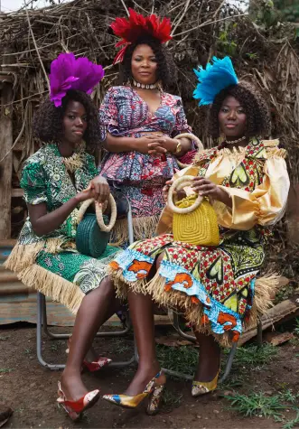 3 femmes de la Cité de la Joie dans des tenues en tissu Vlisco