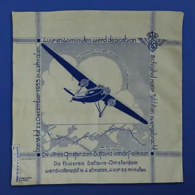 Un tissu Vlisco ancien représentant l'avion De Pelikaan
