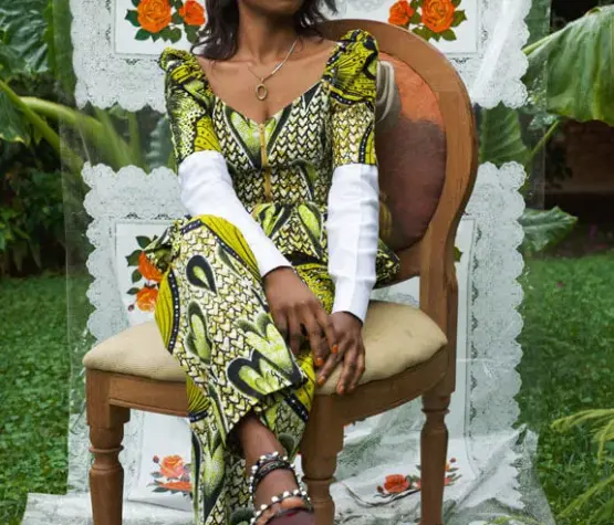 Une femme africaine de la Cité de la Joie portant des tenues confectionnées à partir de tissus wax Vlisco