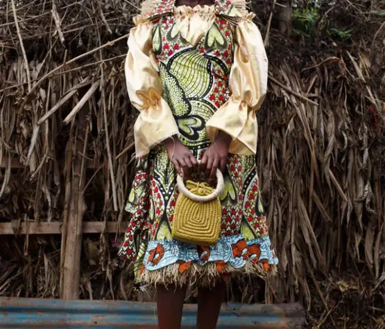 Une femme africaine de la Cité de la Joie portant des tenues confectionnées à partir de tissus wax Vlisco