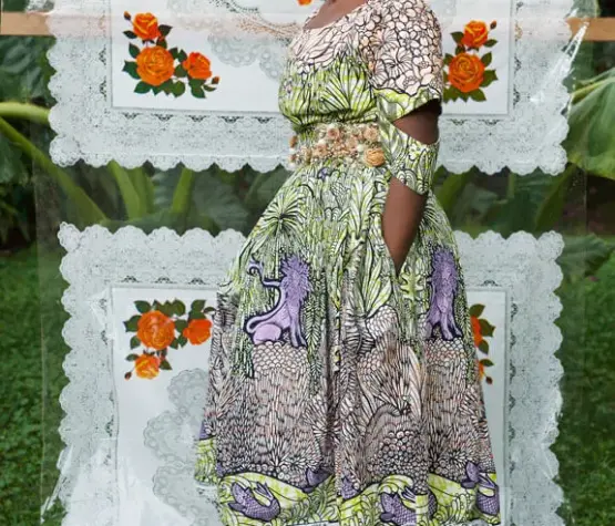 Une femme africaine de la Cité de la Joie portant des tenues confectionnées à partir de tissus wax Vlisco