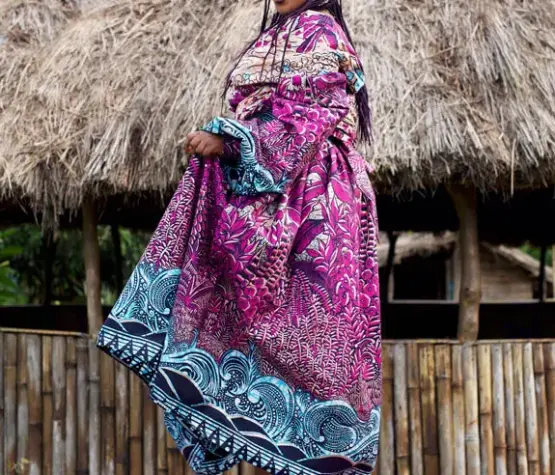 Une femme africaine de la Cité de la Joie portant des tenues confectionnées à partir de tissus wax Vlisco