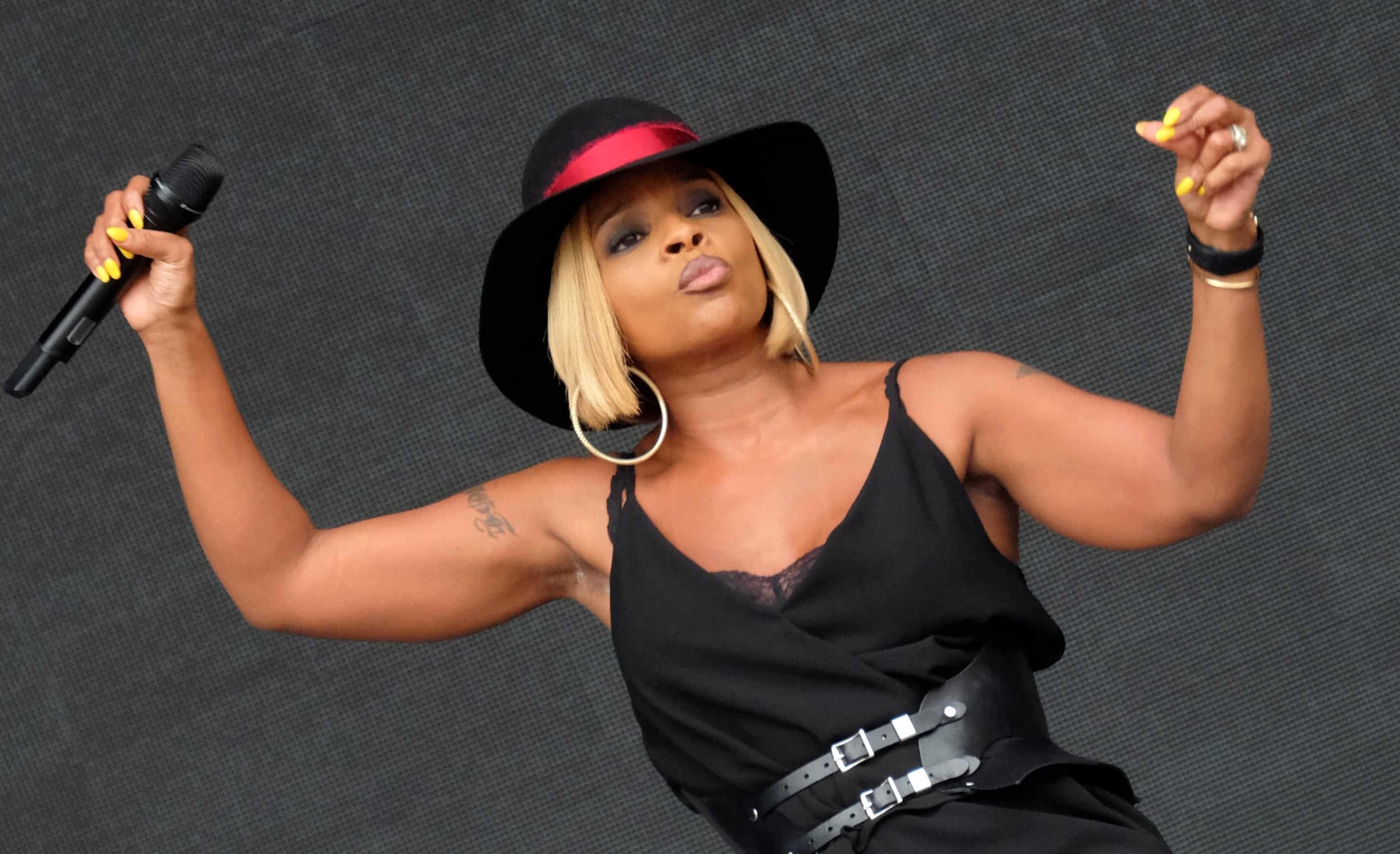 Whoa, Mary J. Blige's Abs Are Crazy Toned In The Most Fab Gucci Crop Top