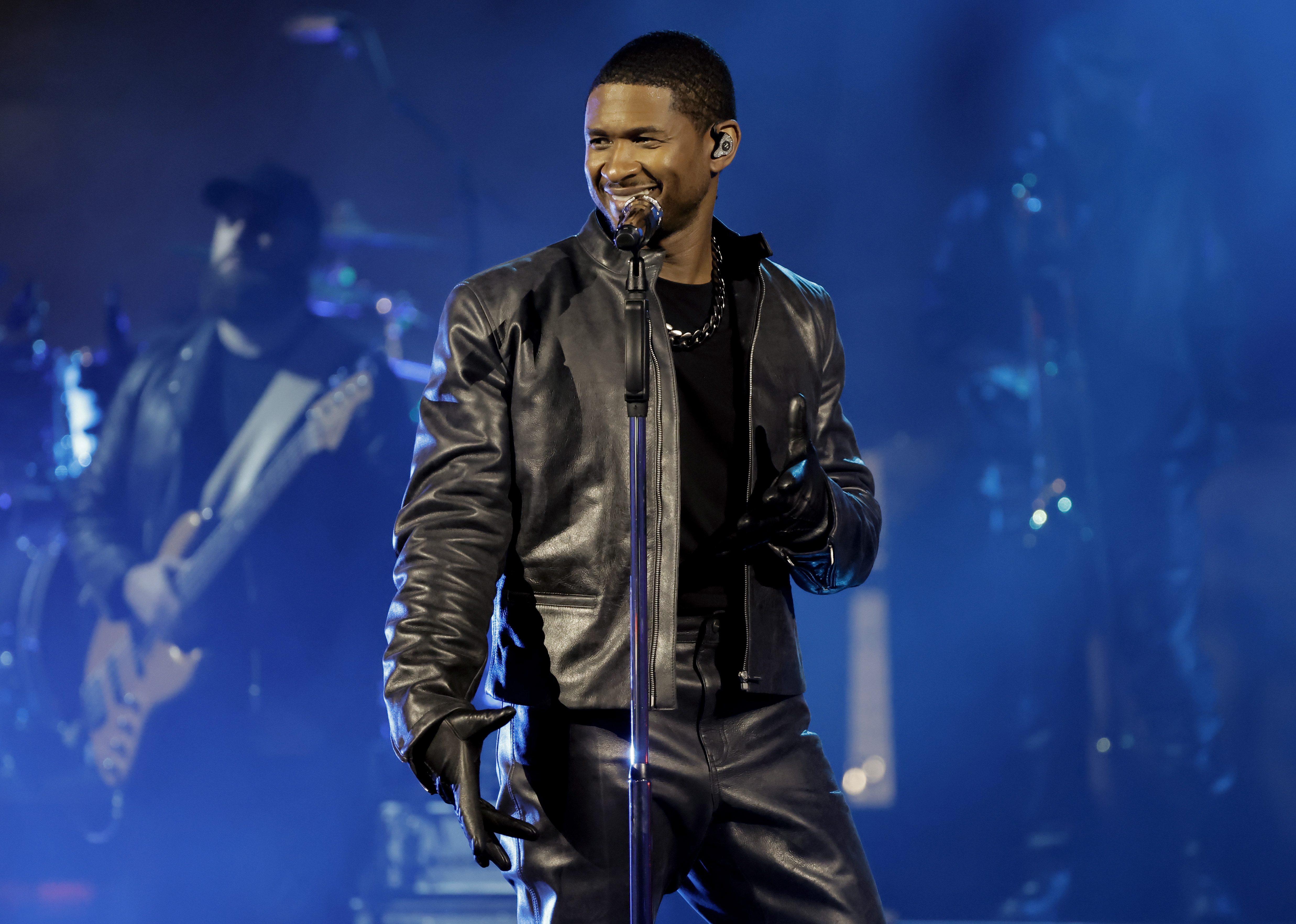 OFFICIAL APPLE MUSIC HALFTIME SUPERBOWL PERFORMANCE ANNOUNCED - USHER!!!!  Absolutely right! 