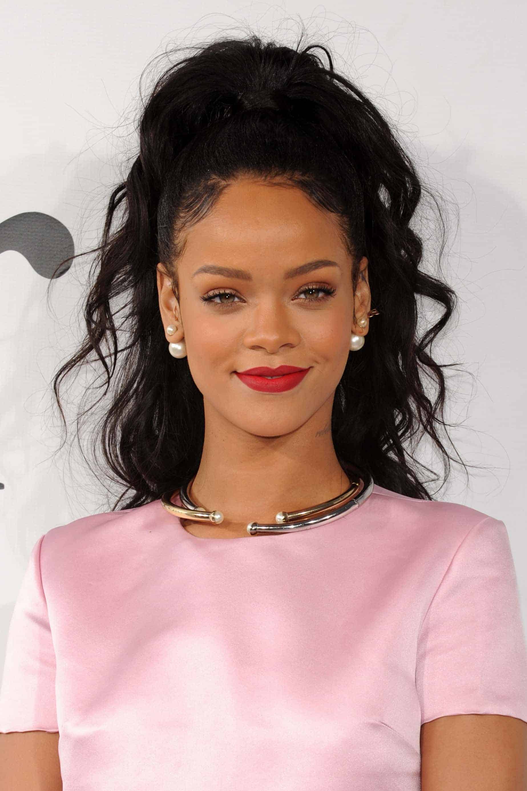 Rihanna Honored By New York Fashion Design School – The Hollywood Reporter