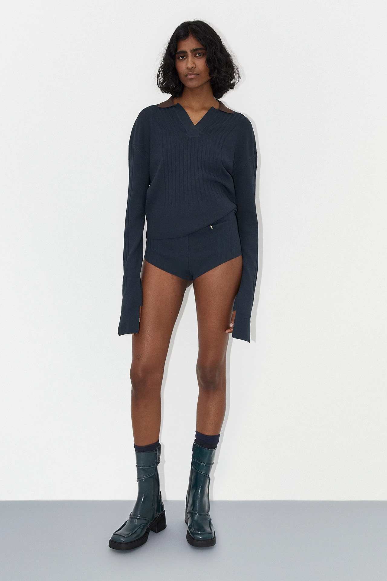 Total-malene-navy-ankle-boots-dafne-navy-knit-jumper-hadai-navy-knit-mini-short-01