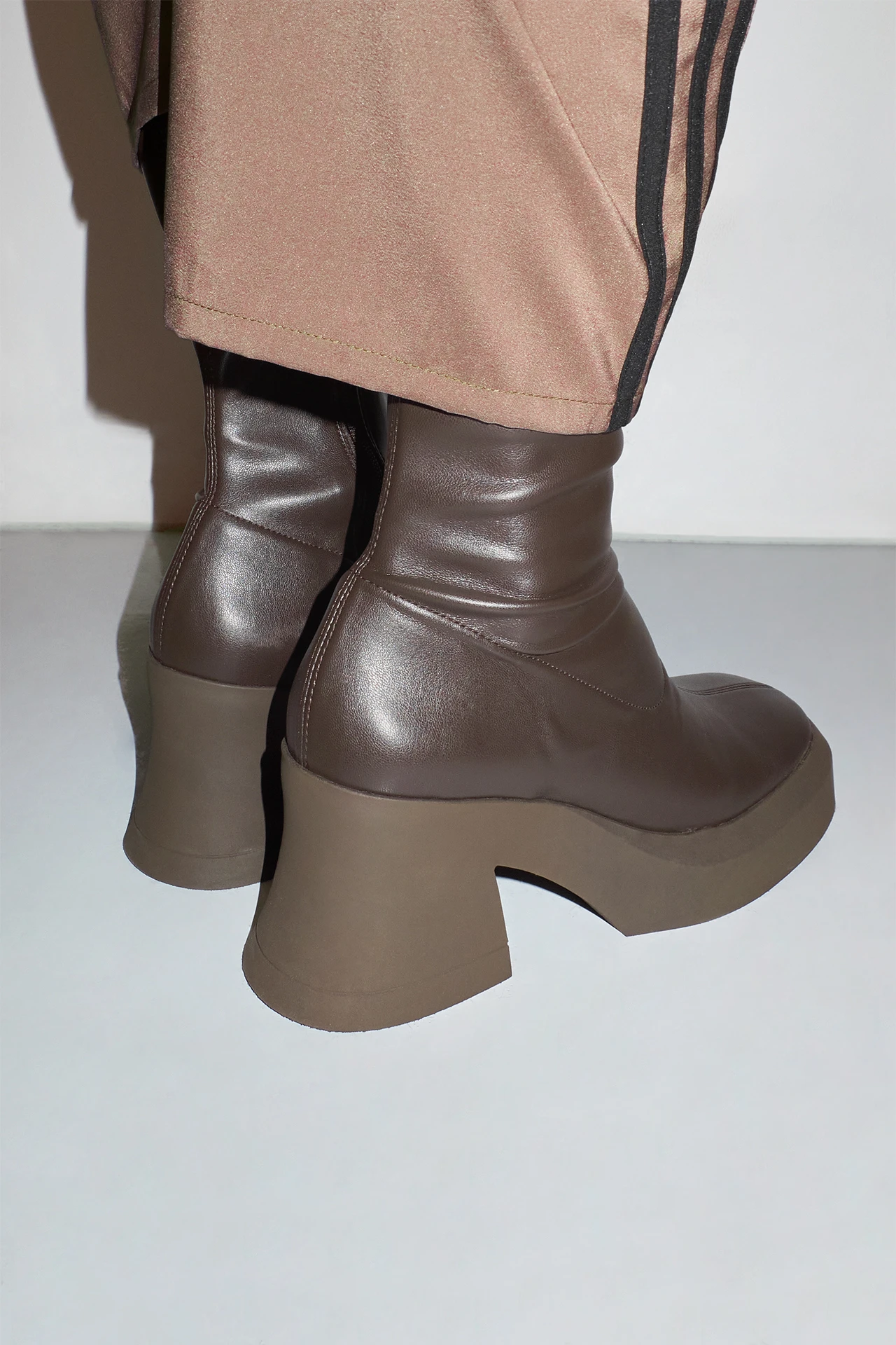 EC-E8-aura-brown-boots-03