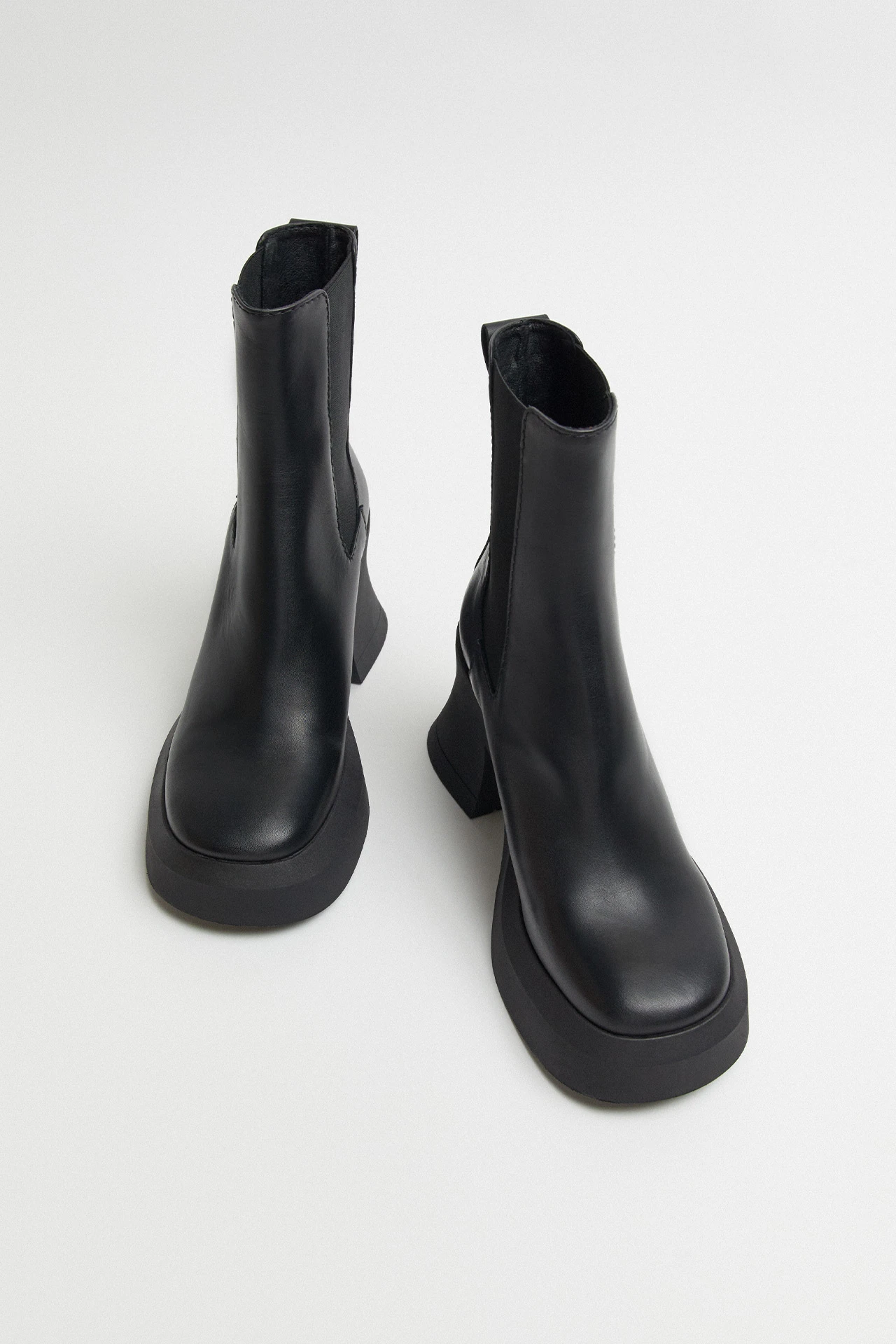 E8-analu-black-ankle-boots-04