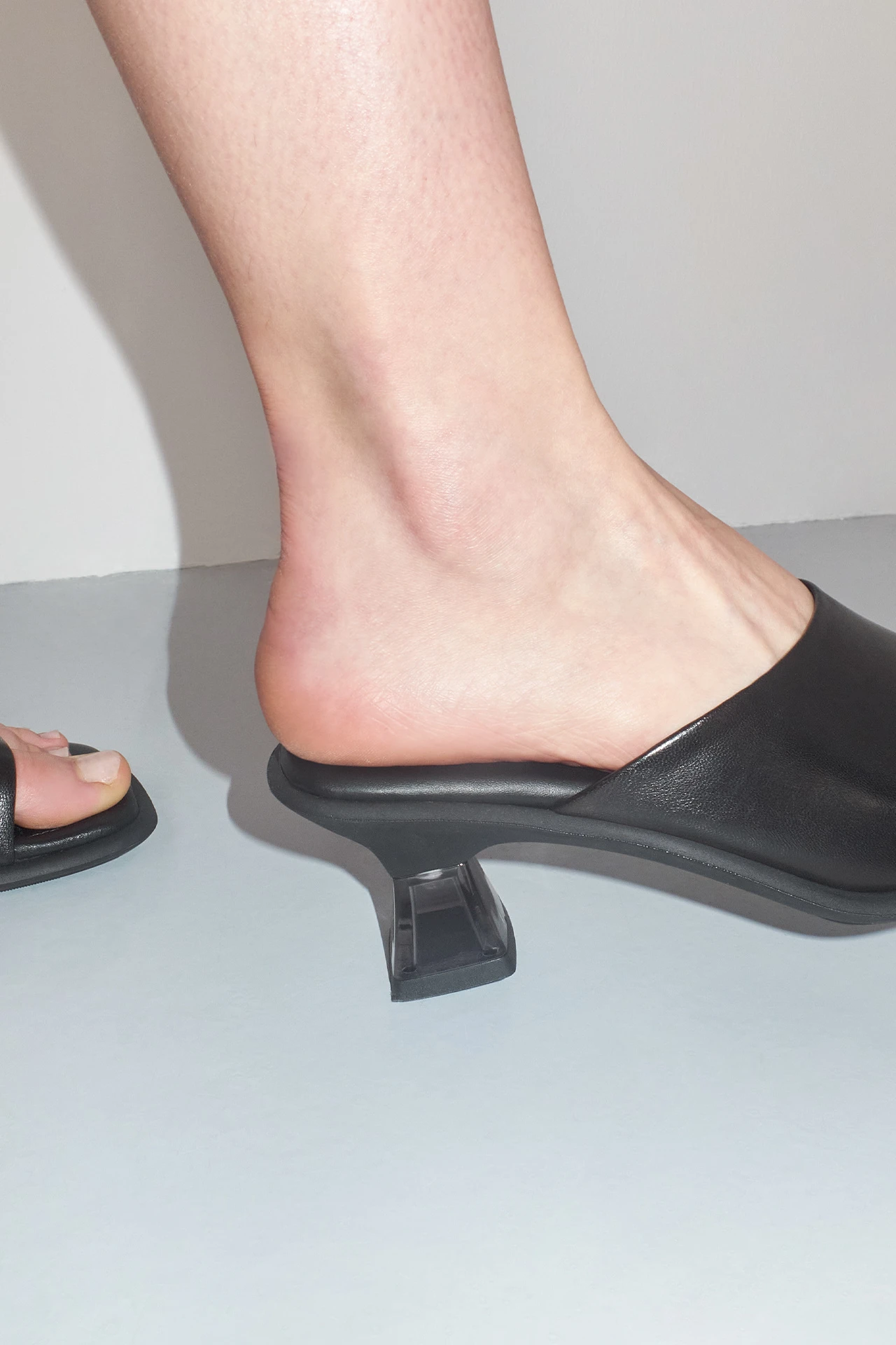 EC-Miista-synthia-black-sandals-sandals-02